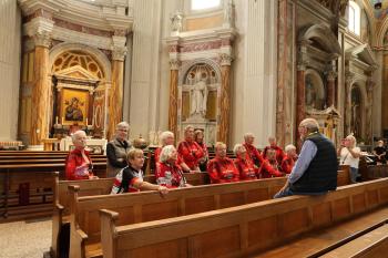 rondleiding en uitleg door de gids in de basiliek 